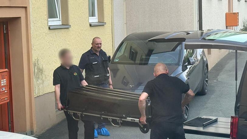 Ein Sarg wir aus dem Haus getragen - ein 31-jähriger Mann wurde dort getötet. Ein Sarg wir aus dem Haus getragen - ein 31-jähriger Mann wurde dort getötet.