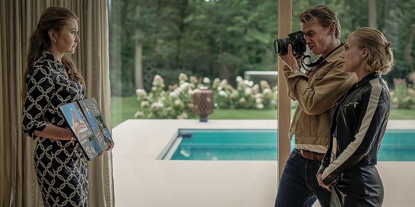 Die Mutter der Vermissten, Malgosia Haneder (Malina Ebert), präsentiert Fotograf Thorsten von Hagen (Franz Pätzold) und Journalistin Aga Novak (Elisa Schlott) ein Familienalbum. Die Mutter der Vermissten, Malgosia Haneder (Malina Ebert), präsentiert Fotograf Thorsten von Hagen (Franz Pätzold) und Journalistin Aga Novak (Elisa Schlott) ein Familienalbum.