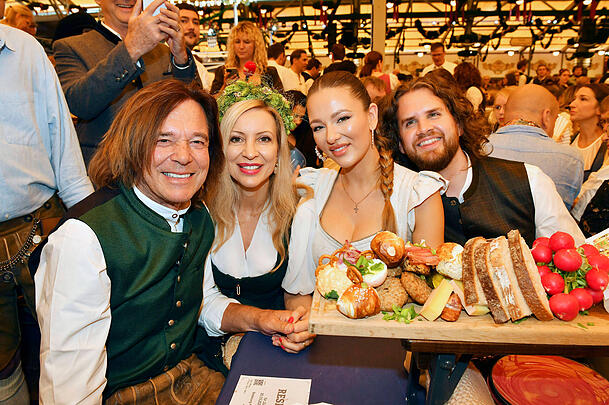 Happy Family: Jürgen Drews, seine Frau Ramona, Tochter Joelina sowie Schwiegersohn Adrian Louis auf der Wiesn im September 2025. Happy Family: Jürgen Drews, seine Frau Ramona, Tochter Joelina sowie Schwiegersohn Adrian Louis auf der Wiesn im September 2025.