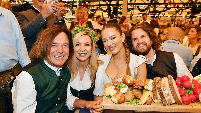 Happy Family: J&uuml;rgen Drews, seine Frau Ramona, Tochter Joelina sowie Schwiegersohn Adrian Louis auf der Wiesn im September 2025.