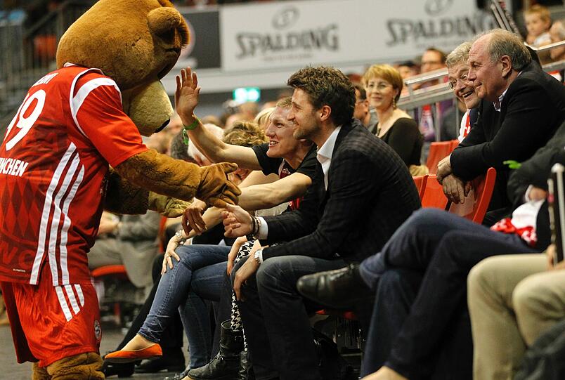 Bayerns Basketballer siegen im Derby gegen Würzburg und setzen sich weiter im oberen Tabellendrittel fest - auch dank der prominenten Unterstützung durch die Fußballabteilung - die besten Bilder aus dem Audi Dome.