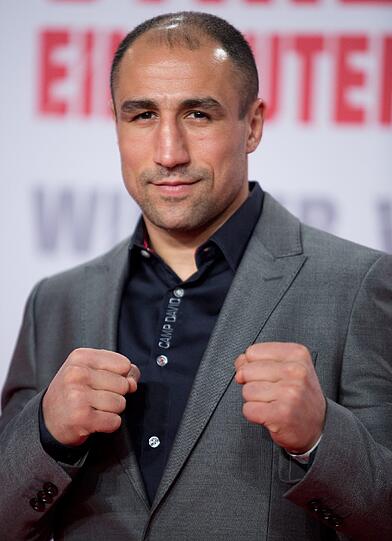 Noch ein harter Kerl:  Boxer Arthur Abraham auf dem Roten Teppich zur Premiere von "Stirb langsam - Ein guter Tag zum Sterben" am Montagabend in Berlin.