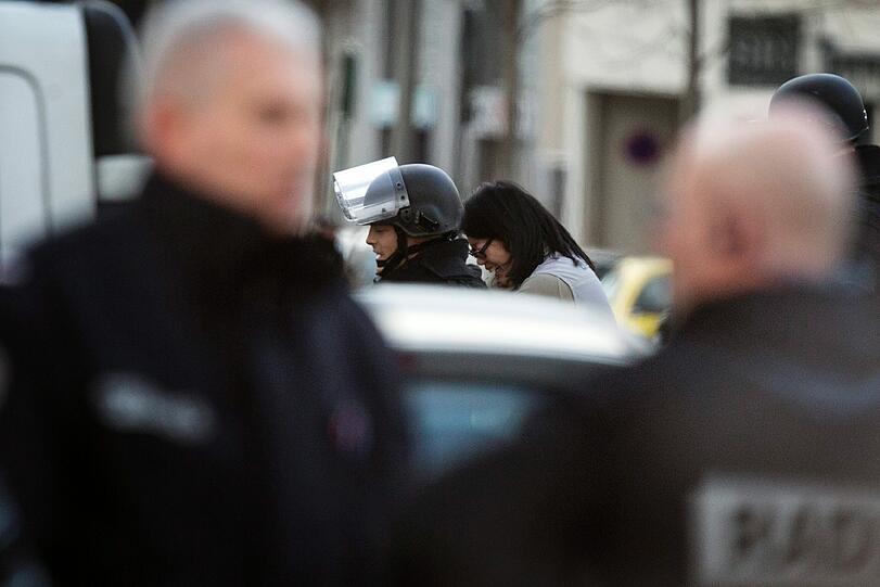 Mit zahlreichen Einsatzkräften war die französische Polizei vor Ort: Die Bilder aus Colombes.