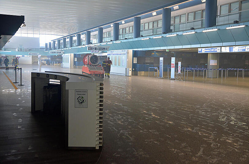 Die leere Ankunftshalle nach dem Brand im Flughafen