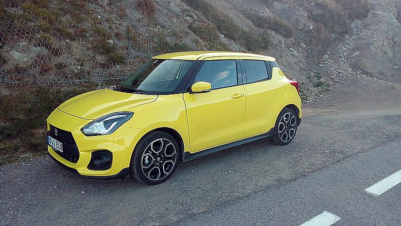 Die Seitenschweller im Carbon-Look sollen die sportliche Attitüde des Swift Sport verstärken.