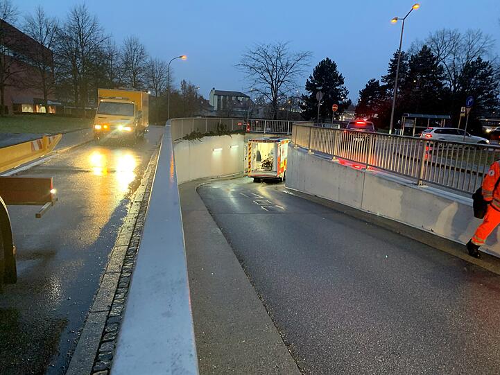Der Rettungswagen krachte am Montag in die Unterführung.