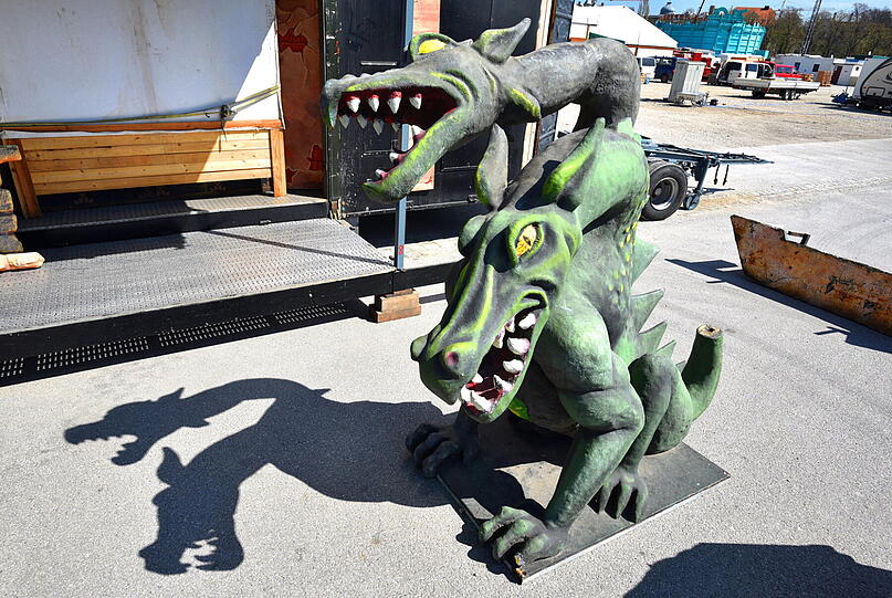 Eine Drachenfigur wirft gruselige Schatten.