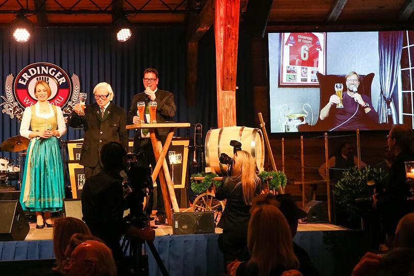 Magdalena Neuner, Werner Brombach, Wolfgang Kuffner (Marketingleiter Erdinger Weißbräu) mit Jürgen Klopp auf der Leinwand
