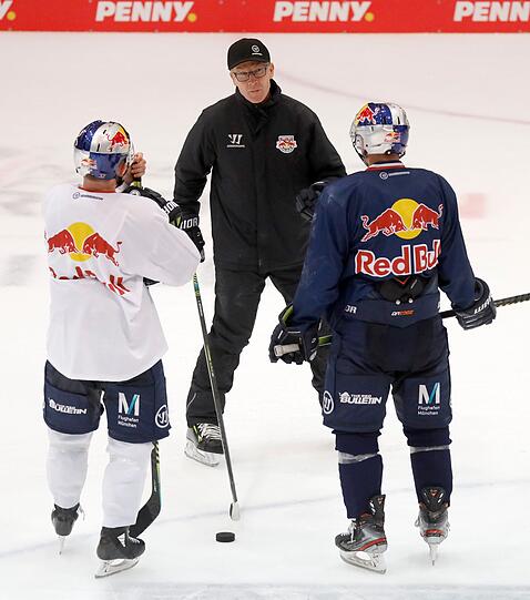 Eis-Trainingsauftakt beim EHC: Das Training leitet Co-Trainer Steve Walker, NHL-Star Dominik Kahun (r.) ist auch dabei.