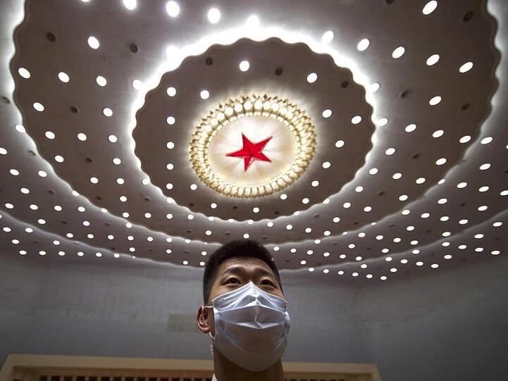 Ein chinesischer Sicherheitsbeamter in der Großen Halle des Volkes.