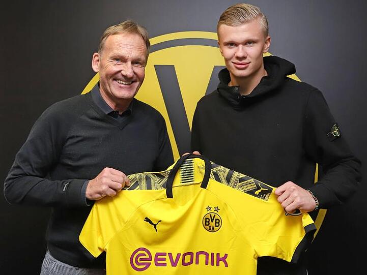 BVB-Boss Hans-Joachim Watzke übergibt Neuzugang Erling Haaland das Trikot von Borussia Dortmund.