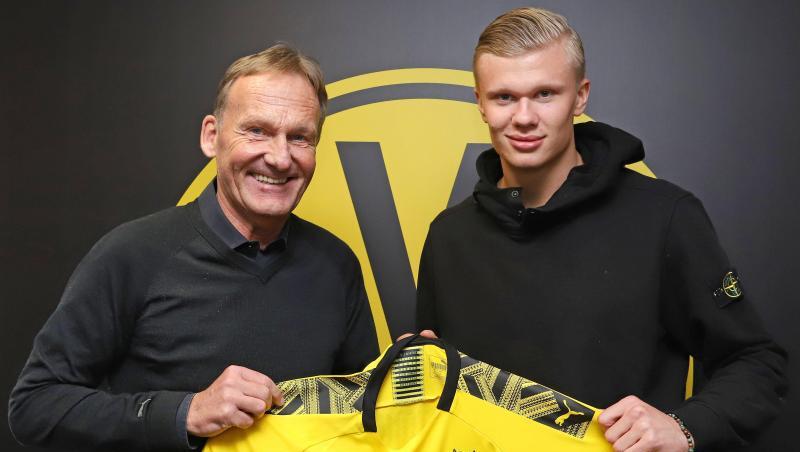 BVB-Boss Hans-Joachim Watzke übergibt Neuzugang Erling Haaland das Trikot von Borussia Dortmund. BVB-Boss Hans-Joachim Watzke übergibt Neuzugang Erling Haaland das Trikot von Borussia Dortmund.