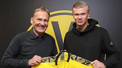 BVB-Boss Hans-Joachim Watzke übergibt Neuzugang Erling Haaland das Trikot von Borussia Dortmund.