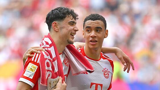 Stammspieler beim FC Bayern und im Sommer womöglich zusammen im deutschen Team bei derHeim-EM: Jamal Musiala (r.) und Aleks Pavlovic.