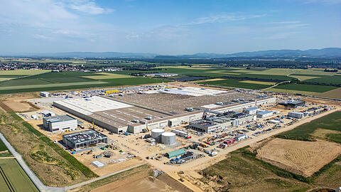 Das Montagewerk für Hochvoltbatterien der BMW Group (Luftaufnahme mit Drohne). Der neue Standort Irlbach-Straßkirchen soll für die Produktion der künftigen Fahrzeuggeneration eine zentrale Rolle einnehmen. Von hier aus sollen alle bayerischen und deutschen Automobilwerke mit Hochvoltbatterien beliefert werden.