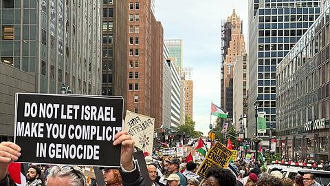 Hunderte Protestieren in New York.