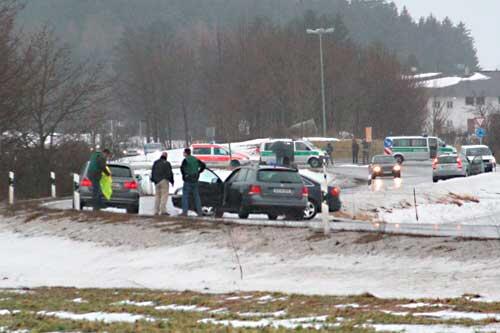 Die Polizei hat den Kreisverkehr abgeriegelt. Rechts im Bild der silberfarbene Volvo