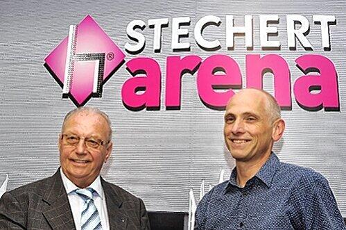 Der Spitzenbasketball in Bamberg lebt &ndash; Hand drauf: Unternehmer Franz Stegner (links) mit Manager Wolfgang Heyder.
