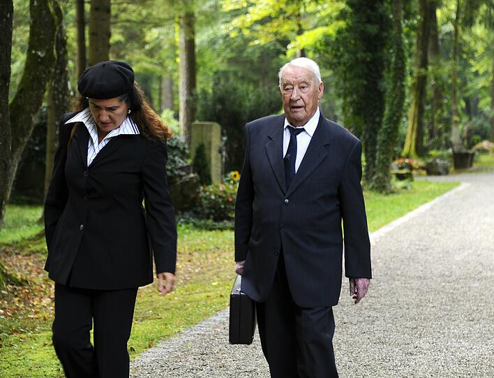 Hugo Strasser und seine Frau Eva auf ihrem Weg zur Trauerfeier für ihren Freund Max Greger.