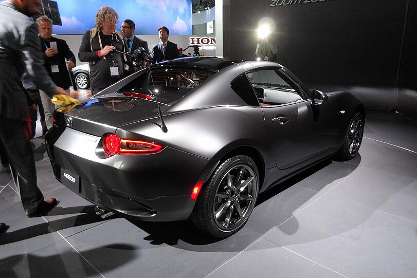 Die neue Mazda MX-5-Variante mit festem Klappdach mach sowohl geschlossen...