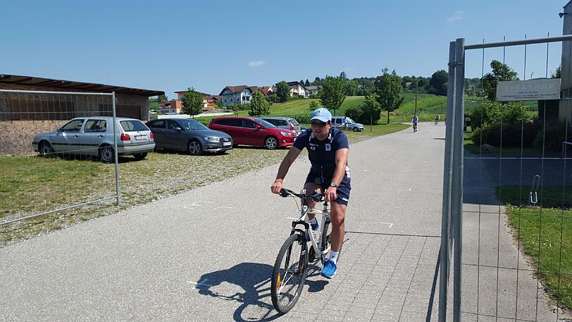 Die Löwen schwitzen in Bad Waltersdorf: die ersten Fotos von 1860-Trainer Kosta Runjaic und seinem Team im Trainingslager - auch Präsident Peter Cassalette ist mit seinem Vize Heinz Schmidt in der Steiermark eingetroffen.