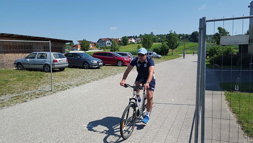 Die Löwen schwitzen in Bad Waltersdorf: die ersten Fotos von 1860-Trainer Kosta Runjaic und seinem Team im Trainingslager - auch Präsident Peter Cassalette ist mit seinem Vize Heinz Schmidt in der Steiermark eingetroffen. Die Löwen schwitzen in Bad Waltersdorf: die ersten Fotos von 1860-Trainer Kosta Runjaic und seinem Team im Trainingslager - auch Präsident Peter Cassalette ist mit seinem Vize Heinz Schmidt in der Steiermark eingetroffen.