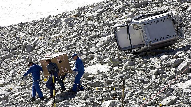 Nach dem Seilbahn-Unglück von Sölden im September 2005: Experten konfiszieren Gegenstände an der Unfallstelle.