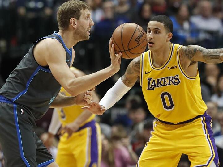 Dirk Nowitzki (l) von den Dallas Mavericks in Aktion gegen Kyle Kuzma von den Los Angeles Lakers.