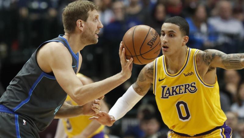 Dirk Nowitzki (l) von den Dallas Mavericks in Aktion gegen Kyle Kuzma von den Los Angeles Lakers. Dirk Nowitzki (l) von den Dallas Mavericks in Aktion gegen Kyle Kuzma von den Los Angeles Lakers.