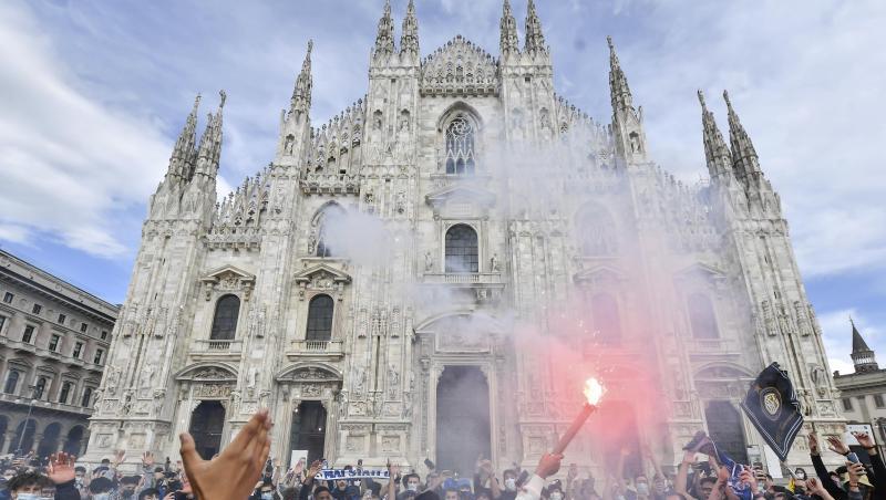 Inter-Fans feiern auf der Piazza Duomo vor dem Mailänder Dom.