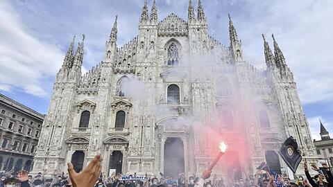 Inter-Fans feiern auf der Piazza Duomo vor dem Mailänder Dom.