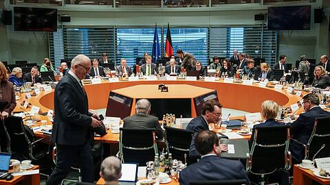 Olaf Scholz (M, SPD) eröffnet die Ministerpräsidentenkonferenz im Bundeskanzleramt.