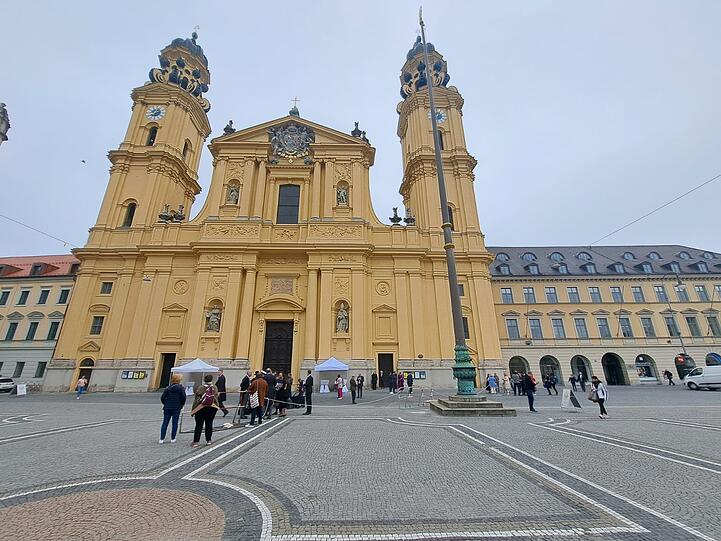 Einzelne Schaulustige versammeln sich vor der Theatinerkirche.
