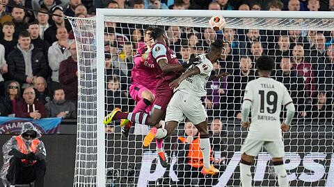 Der frühe Treffer durch Michail Antonio (M) setzt die Werkself unter Druck.