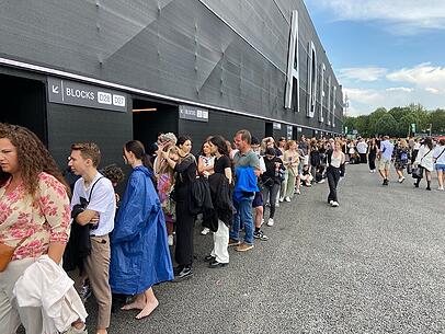 Lange vor Öffnung der Arena bildeten sich vor den Zugängen lange Warteschlangen. Lange vor Öffnung der Arena bildeten sich vor den Zugängen lange Warteschlangen.