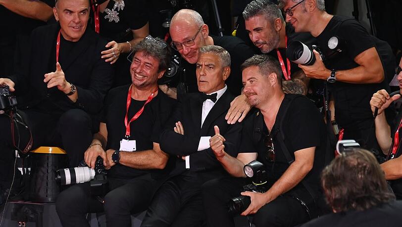 Nahbarer Hollywoodstar und Retter in der Not: George Clooney gönnt sich in Venedig eine Verschnaufpause inmitten der Fotografen.