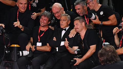 Nahbarer Hollywoodstar und Retter in der Not: George Clooney gönnt sich in Venedig eine Verschnaufpause inmitten der Fotografen.