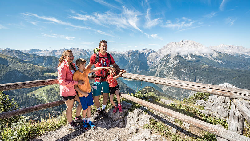Auch Familien kommen auf Ihre Kosten: für aktive Kids gibt es einen Spielplatz an der Berg- und der Mittelstation, von hieraus führt ein einfacher Wanderweg zum Speicherteich mit Nachmittagssonne und Traumblick in das Berchtesgadener Tal. Auch Familien kommen auf Ihre Kosten: für aktive Kids gibt es einen Spielplatz an der Berg- und der Mittelstation, von hieraus führt ein einfacher Wanderweg zum Speicherteich mit Nachmittagssonne und Traumblick in das Berchtesgadener Tal.