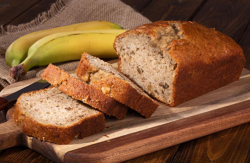 Bananen lassen sich vor allem &uuml;berreif zu vielen leckeren Speisen verarbeiten. Je reifer die Bananen, desto s&uuml;&szlig;er ihr Aroma. Und in Rezepten verkocht, sind auch die braunen Flecken nicht mehr sichtbar. Ein tolles und einfaches Rezept ist Bananenbrot, das mit &uuml;berreifen Fr&uuml;chten erst richtig lecker und fruchtig s&uuml;&szlig; schmeckt.