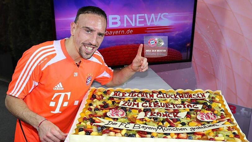 Franck Ribéry vom FC Bayern freut sich über eine Torte zum 30. Geburtstag. Franck Ribéry vom FC Bayern freut sich über eine Torte zum 30. Geburtstag.