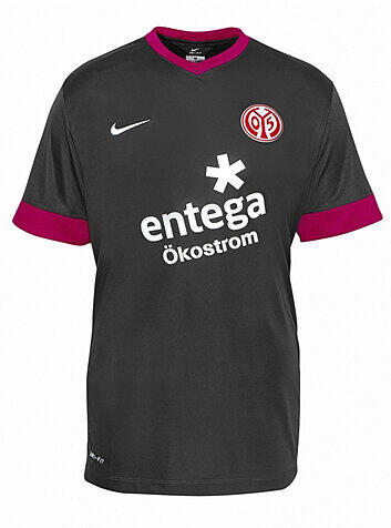 Das Auswärtstrikot dagegen ist farblich gewagter. Schwarze Trikots mit violettem Ärmelabschluss und Kragen.