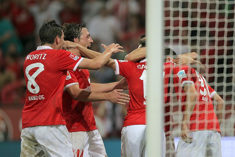 Der FSV Mainz 05 feiert einen 2:0-Sieg gegen den BVB.