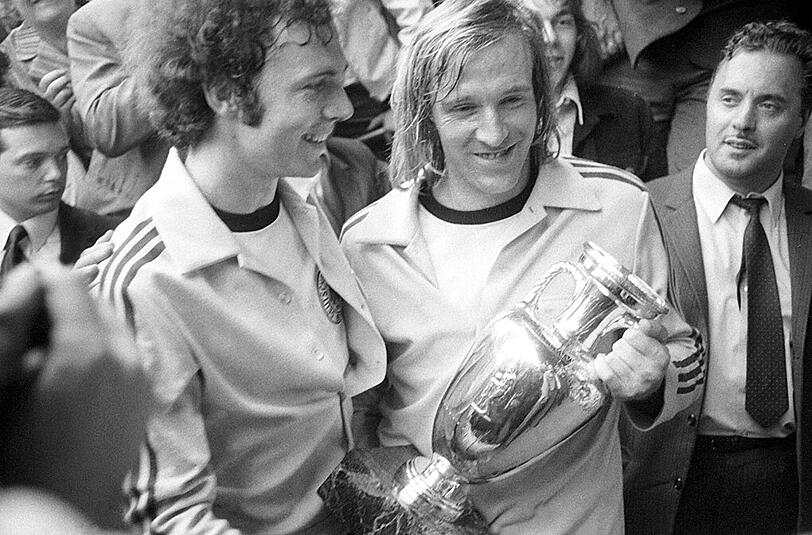 1972 Franz Beckenbauer: Der &bdquo;Kaiser&ldquo; führt Deutschland als Kapitän zum ersten Europameister-Titel. Im Finale bezwingen Beckenbauer und Co. Die UdSSR mit 3:0. Dazu gewinnt er mit dem FC Bayern die Deutsche Meisterschaft