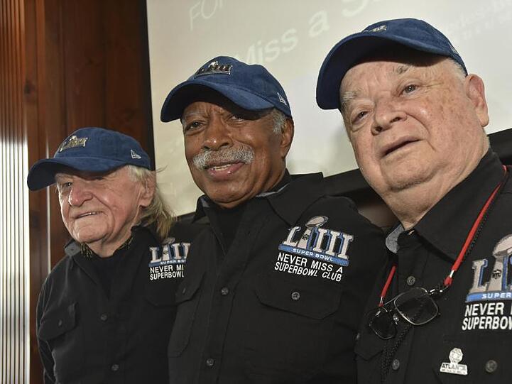 Tom Henschel (l-r), Gregory Eaton und Don Crisman gehören dem "Never Miss a Super Bowl Club" an. Seit 1967 haben sie kein NFL-Finale verpasst.