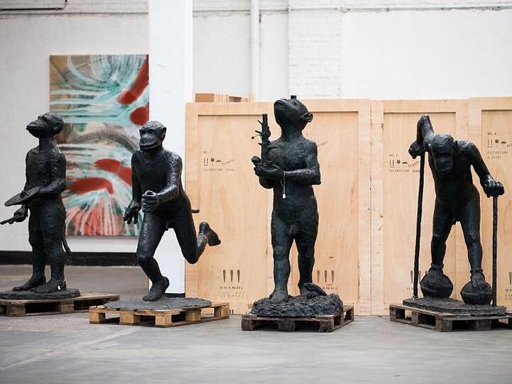 Affenskulpturen von Jörg Immendorff und andere Kunstwerke im Vorfeld der Insolvenzauktion in Düsseldorf 2015.