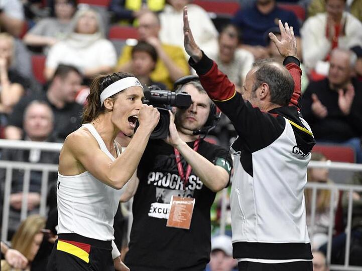 Team-Kapitän Jens Gerlach und Petkovic jubeln nach dem Spiel.