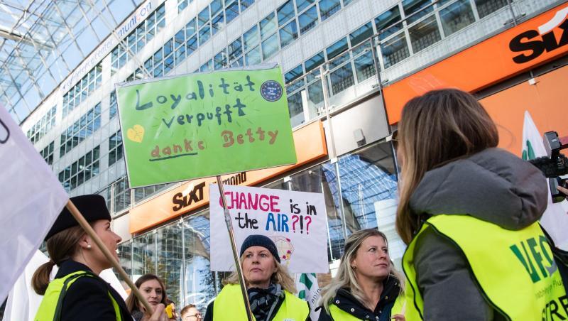 Flugbegleiterinnen der Gewerkschaft UFO bei einer Kundgebung am Münchner Flughafen. Foto: Matthias Balk/dpa/Archivbild