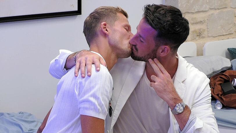 Nein, bei den küssenden Männern handelt es sich nicht um Oliver Pocher und Michael Wendler. Diese Szene aus der Gay-Dating-Show "Prince Charming" nutzte der Comedian allerdings, um sich über den Schlagersänger lustig zu machen. Nein, bei den küssenden Männern handelt es sich nicht um Oliver Pocher und Michael Wendler. Diese Szene aus der Gay-Dating-Show "Prince Charming" nutzte der Comedian allerdings, um sich über den Schlagersänger lustig zu machen.