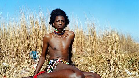 Zanele Muholis "Miss D'vine I" von 2007. Die südafrikanische Fotokünstlerin engagiert sich mit ihrer Arbeit für LGBTQ+-Rechte. Das ist für alle Beteiligten nicht ungefährlich.