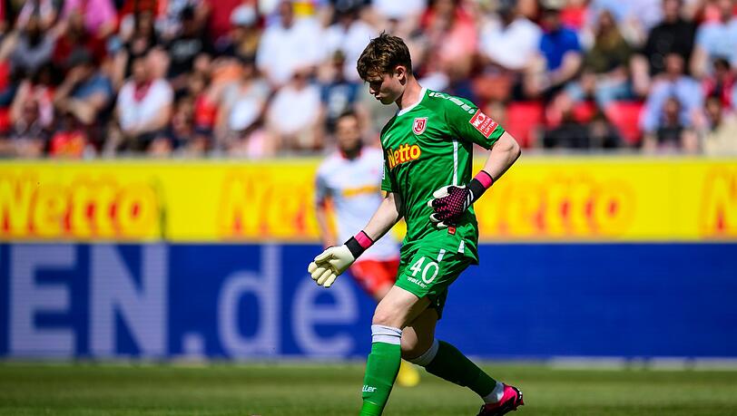 Jonas Urbig im Trikot von Jahn Regensburg.